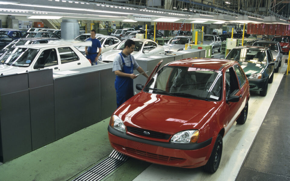 Produção do Ford Fiesta MK5 na Fábrica Ford de Colónia, com Ford Puma também na linha de montagem